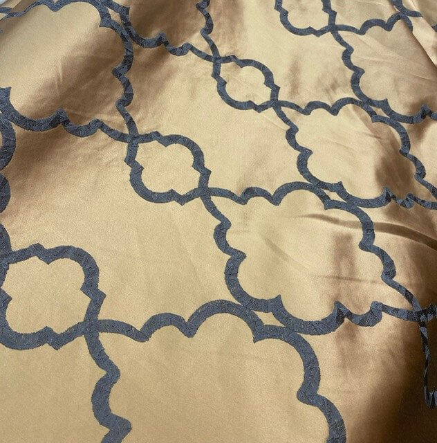 Tissu Satin duchesse caramel brodé à motifs - entier