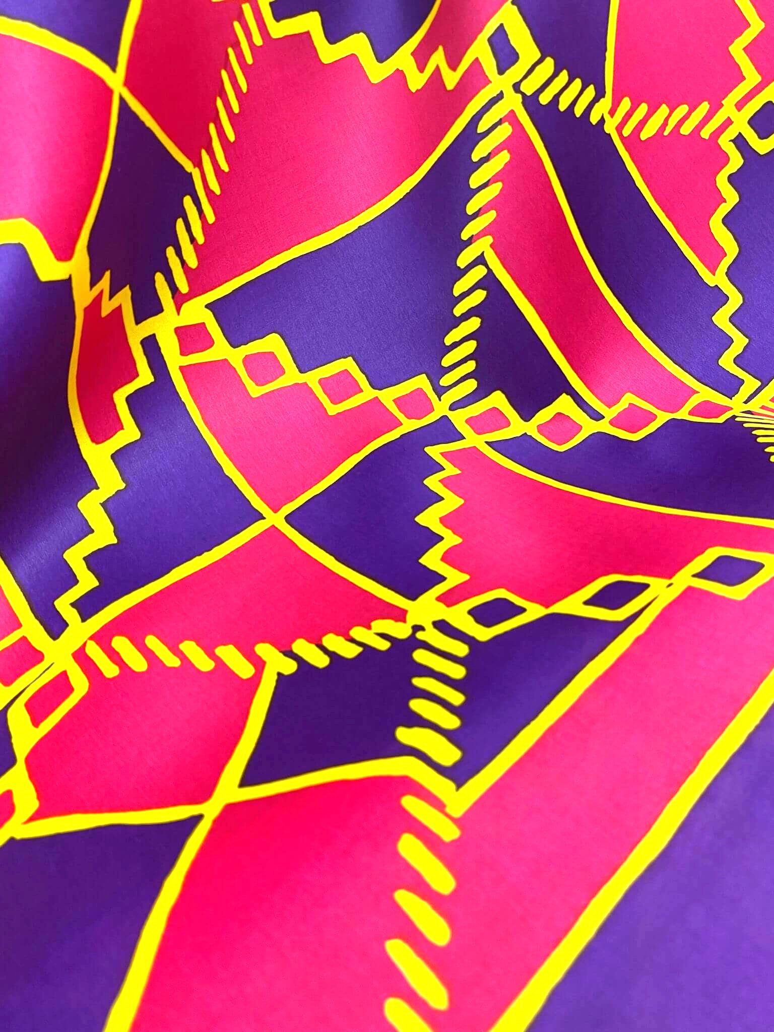 Tissu triple organza de soie imprimé jaune, rose et violet - à plat