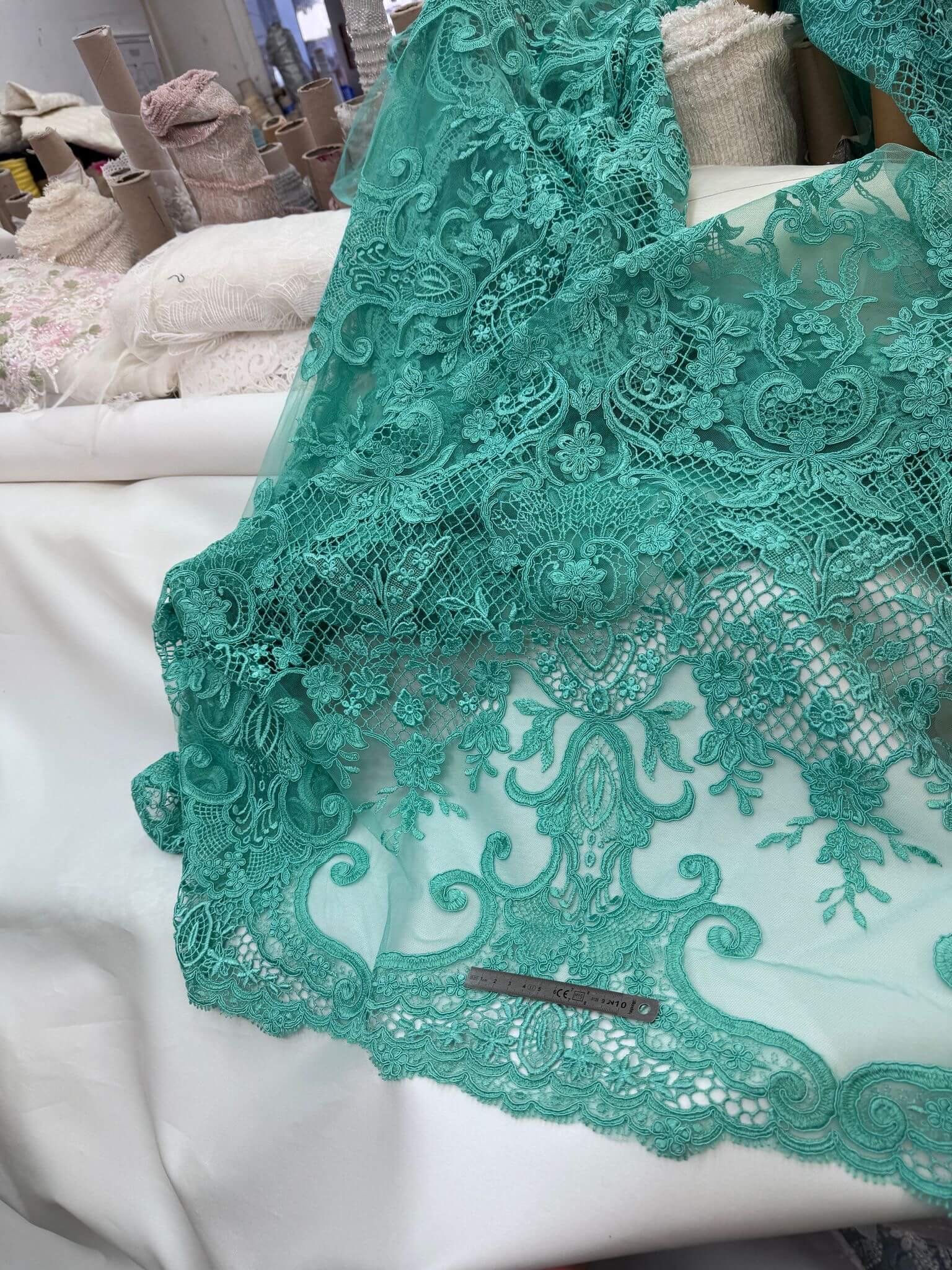 Tulle brodé turquoise-entier