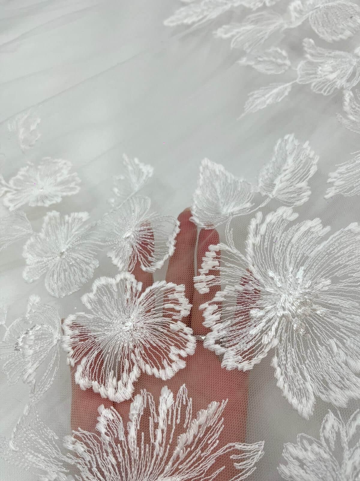 Tulle blanc brodé en base de motifs fleurs-transparence
