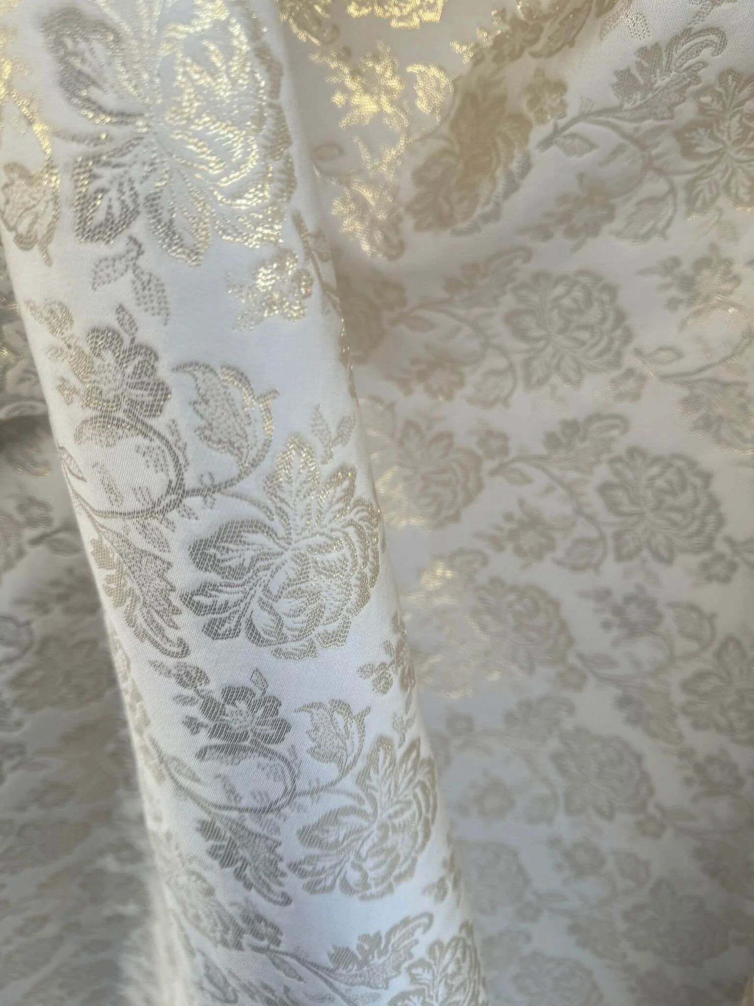 Brochet de soie blanc cassé et doré-relief