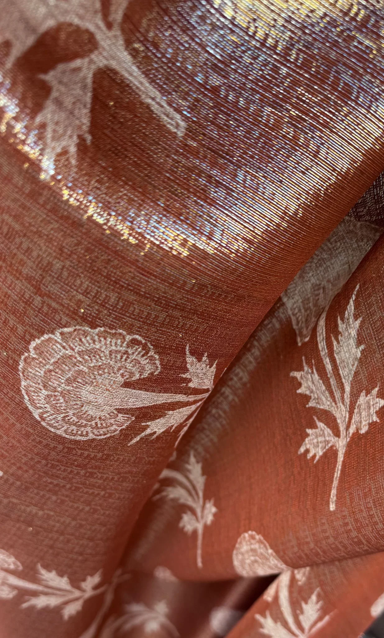 Tissu lamé de soie bronze à motifs-gros plan