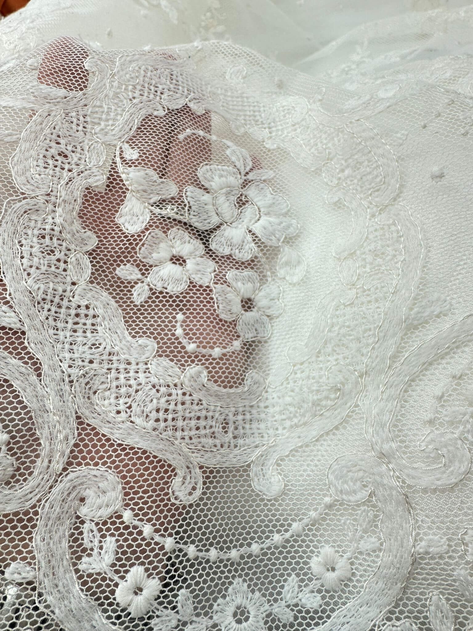 Tulle brodé blanc cassé
