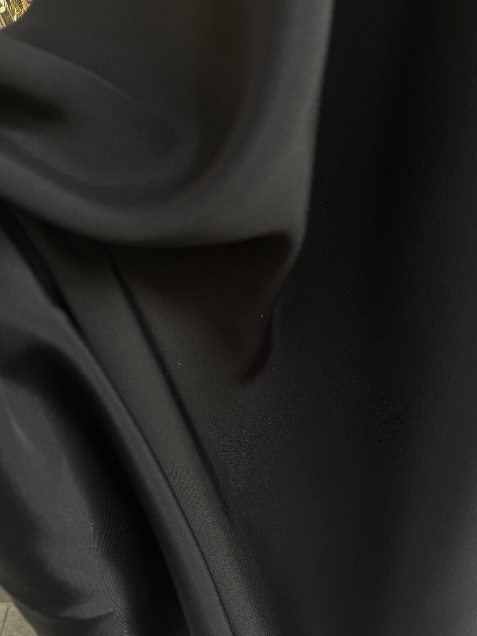 Tissu crepe de soie lourd noir-gros plan (Copy)