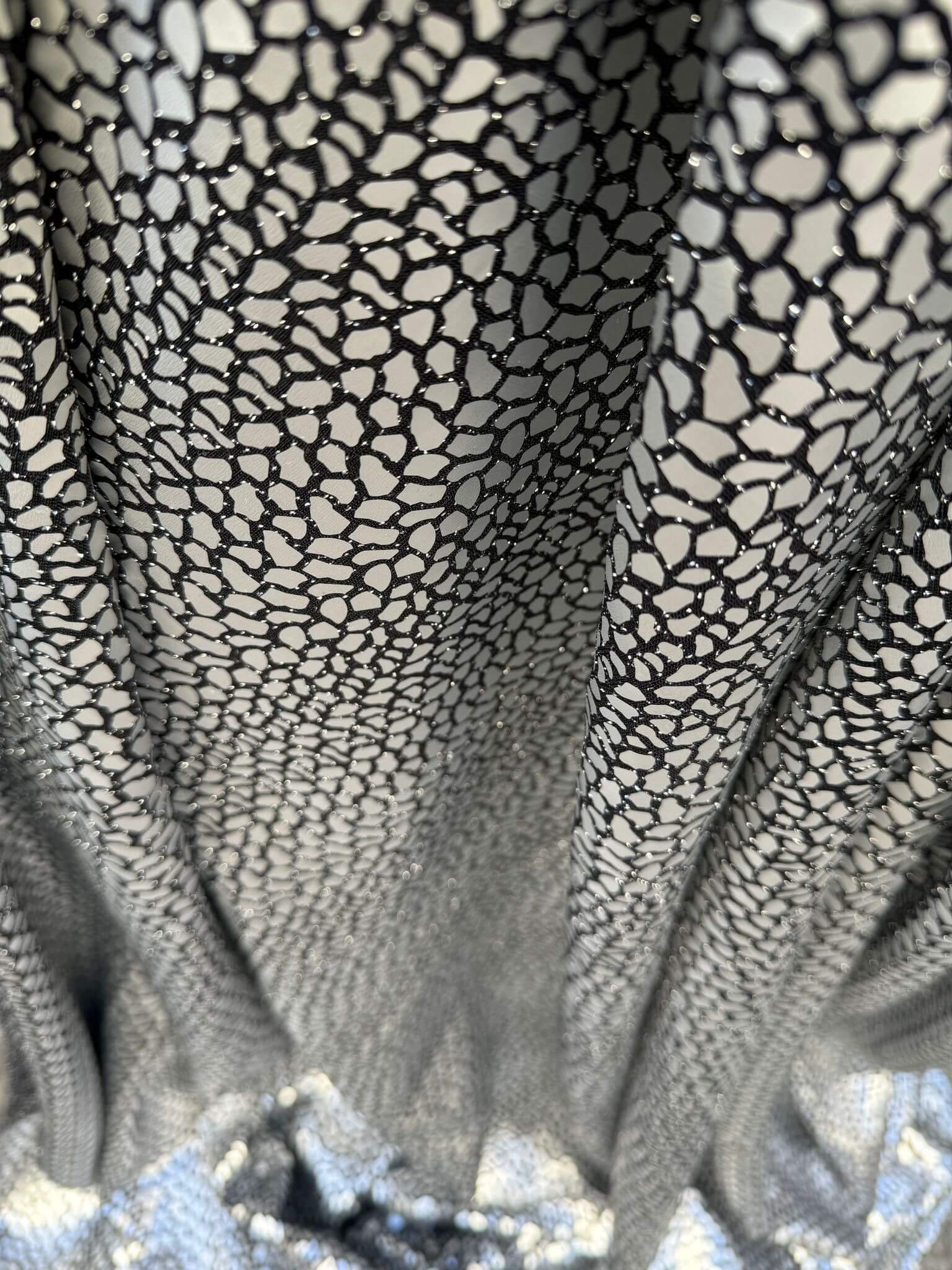 Coupon de tissu jersey noir pailletée avec un pelliculage argent-entier