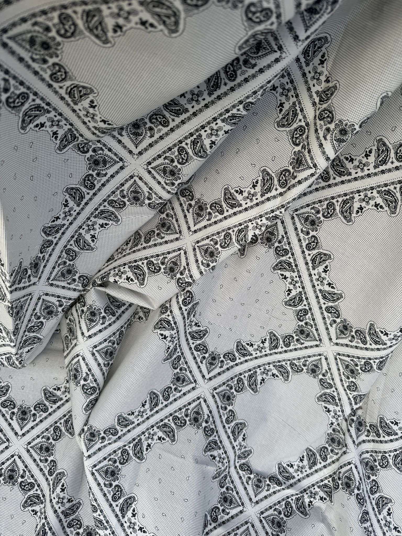 Coupon de tissu voile de coton imprimé bandana-relief