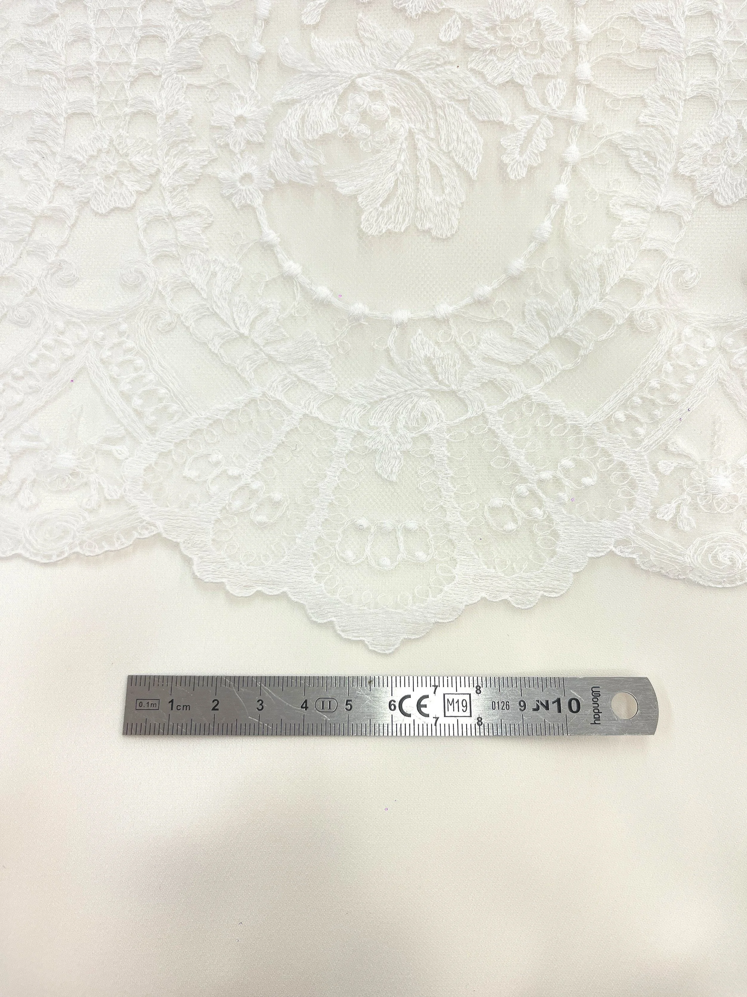 Tulle brodé blanc optique-mesure