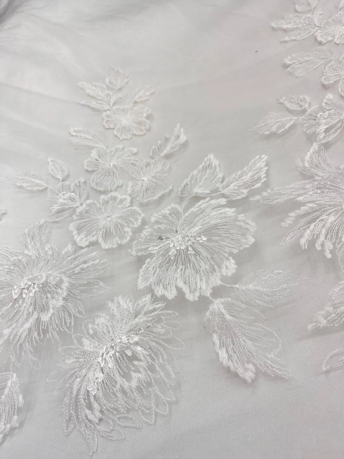 Tulle blanc brodé en base de motifs fleurs-entier