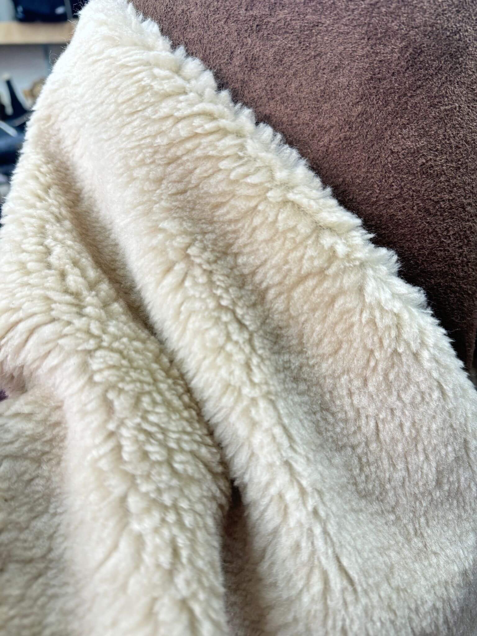Tissu suédine camel fausse fourrure écru-entier