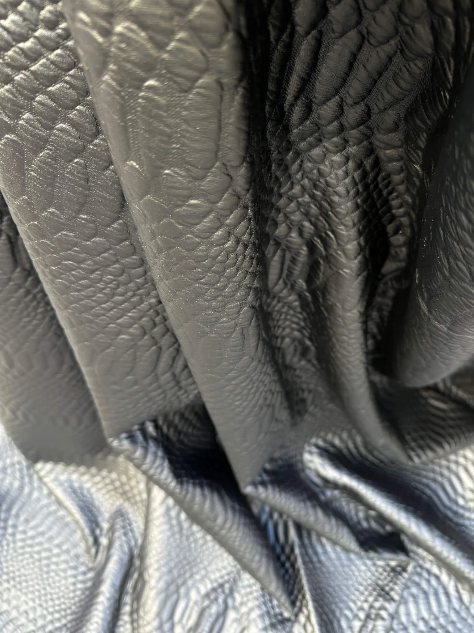 Coupon de tissu skaï façon croco noir-entier