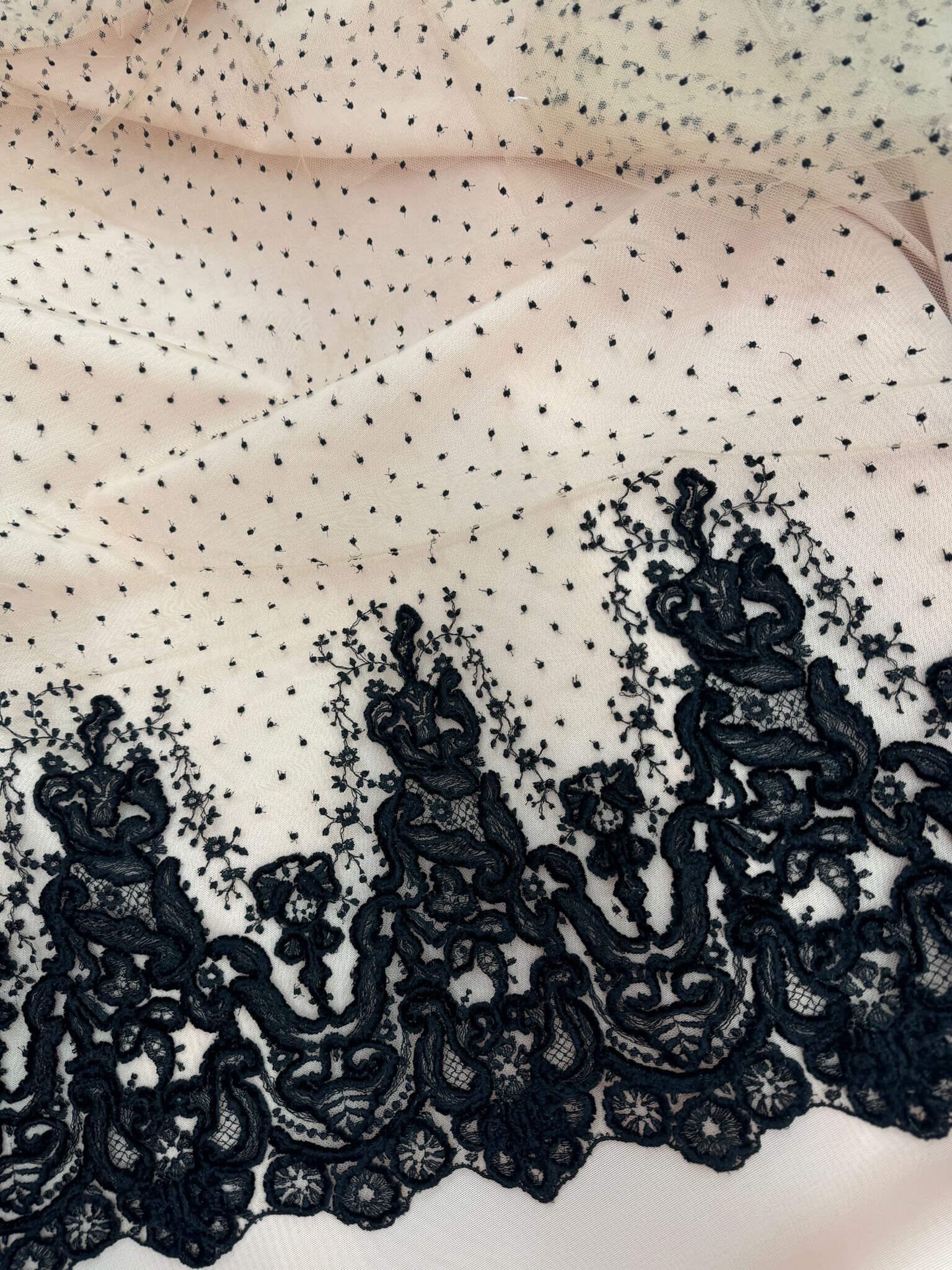 Tulle brodé nude et noir-entier
