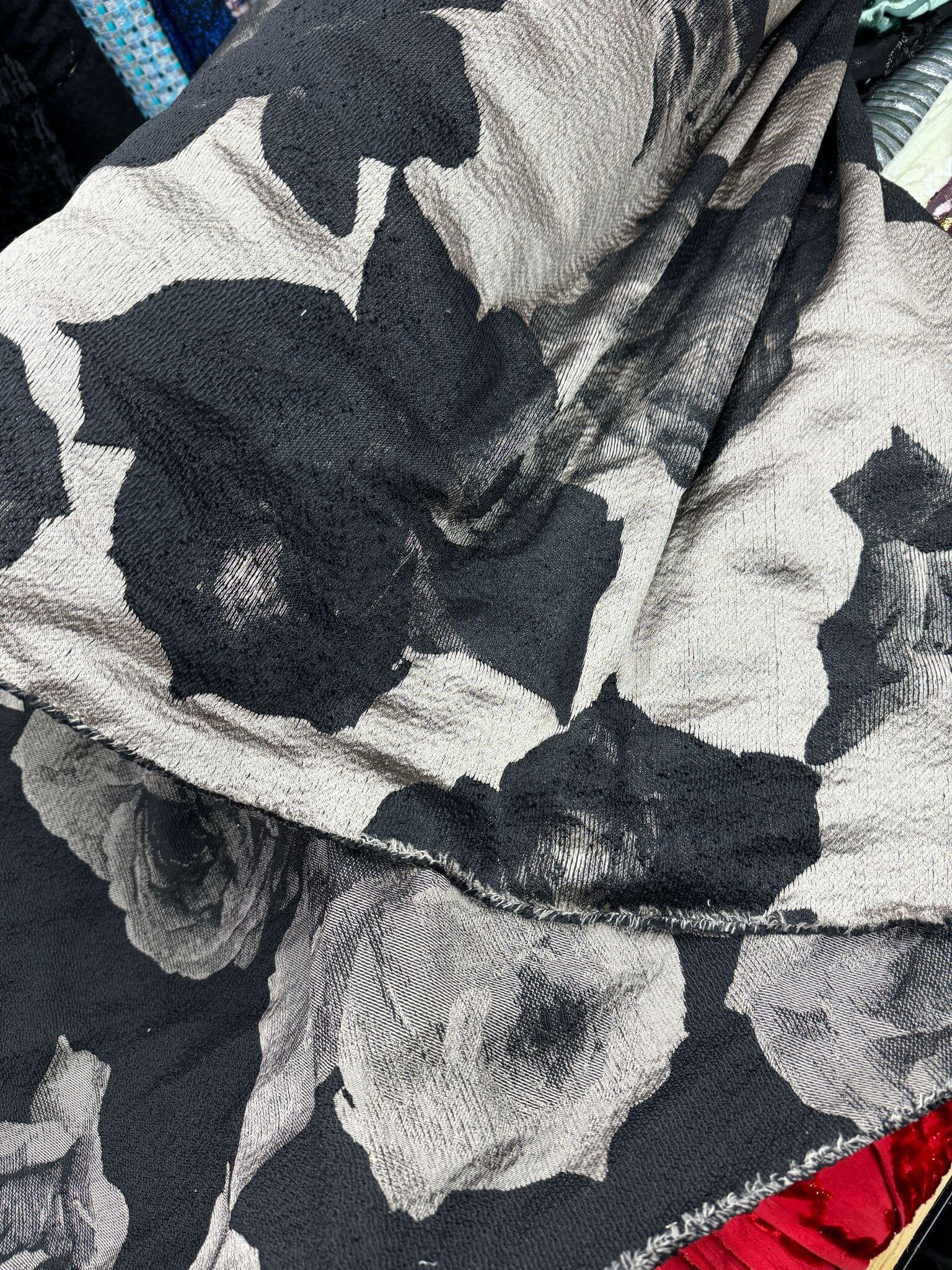 Tissu brocart à motifs floraux réversible-entier (fond taupe)