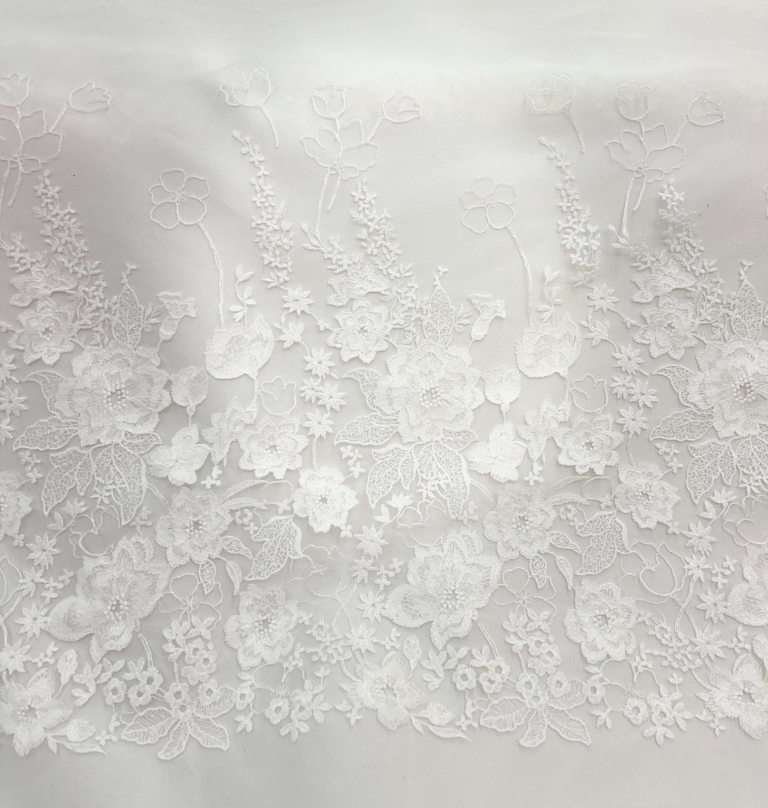 Tulle brodé blanc cassé avec motif floraux détaillés-entier