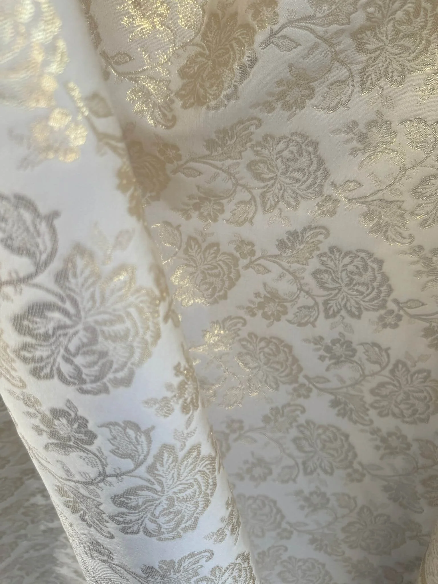 Tissu brochet de soie blanc cassé et doré