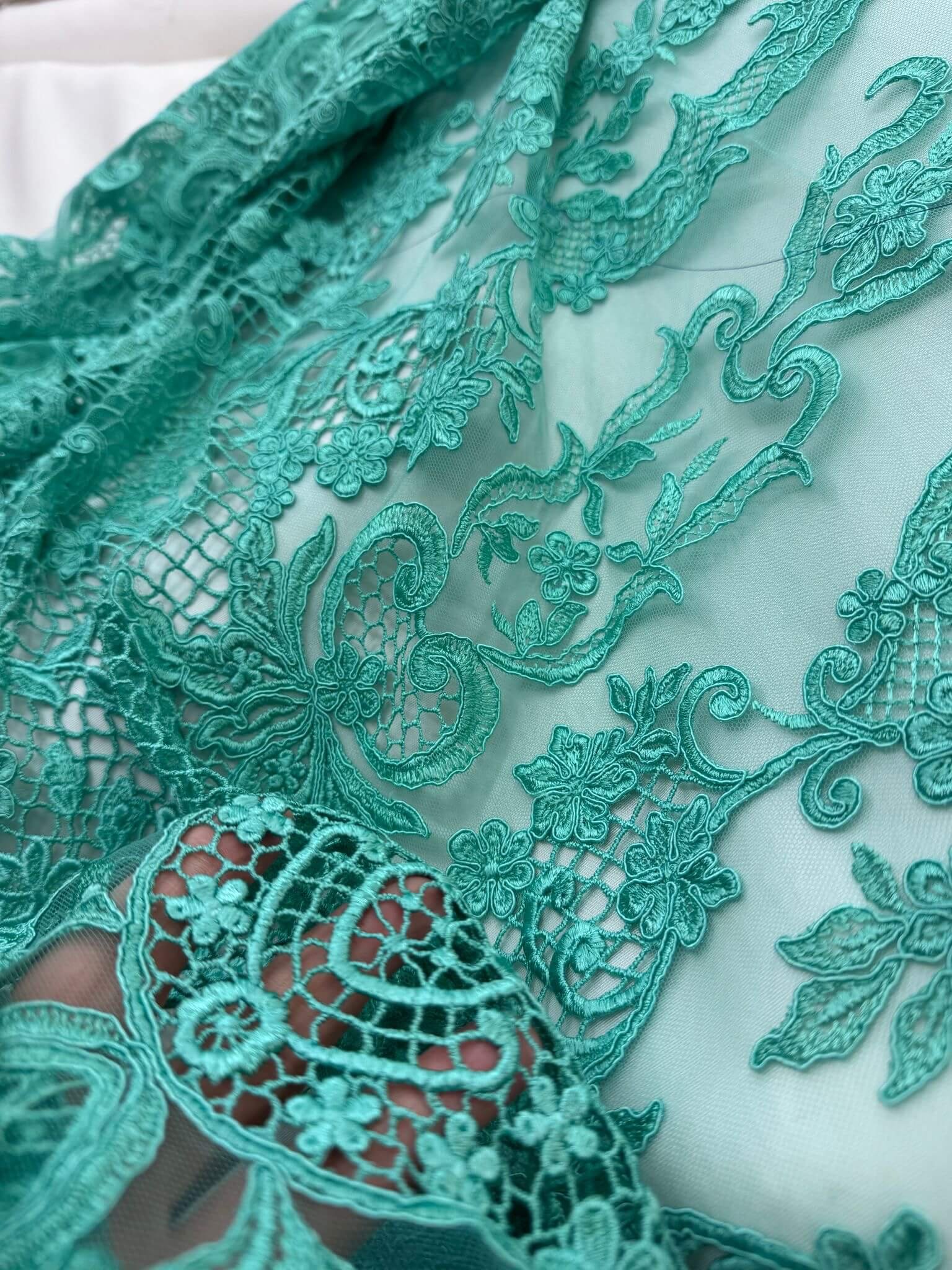 Tulle brodé turquoise-entier