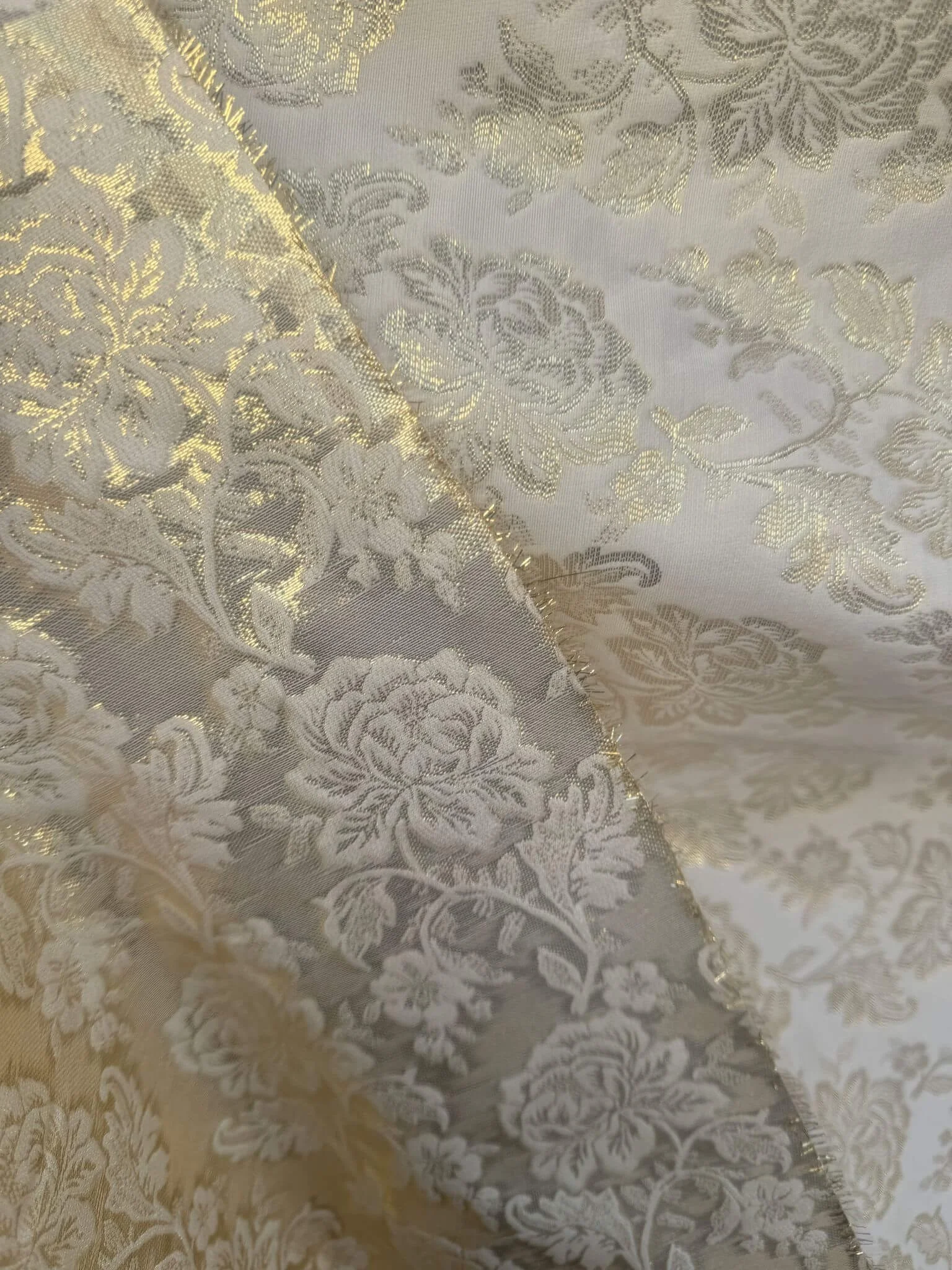 Brochet de soie blanc cassé et doré-recto verso