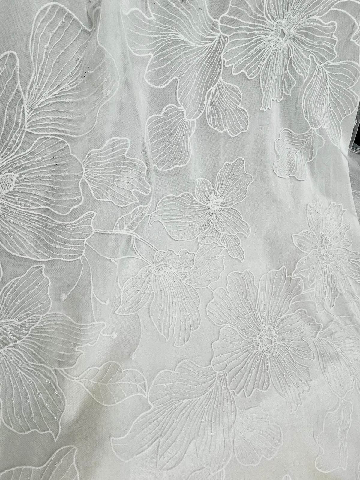 Tulle brodé et perlé blanc cassé grand motif-motif