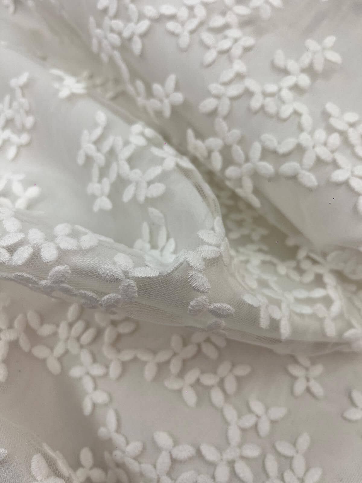 Tulle brodé blanc fleuri-entier