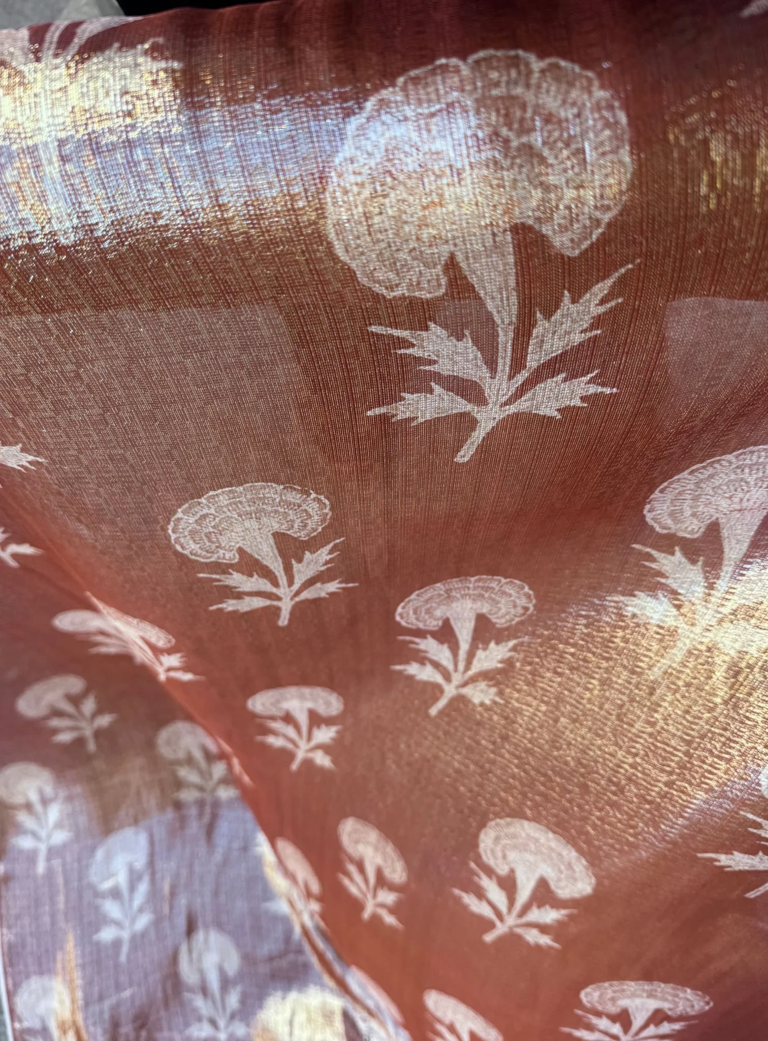 Tissu lamé de soie bronze à motifs-entier