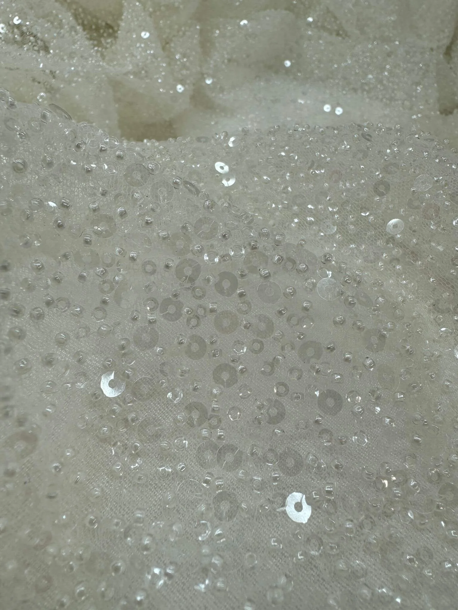 Tulle brodé et perlé-entier