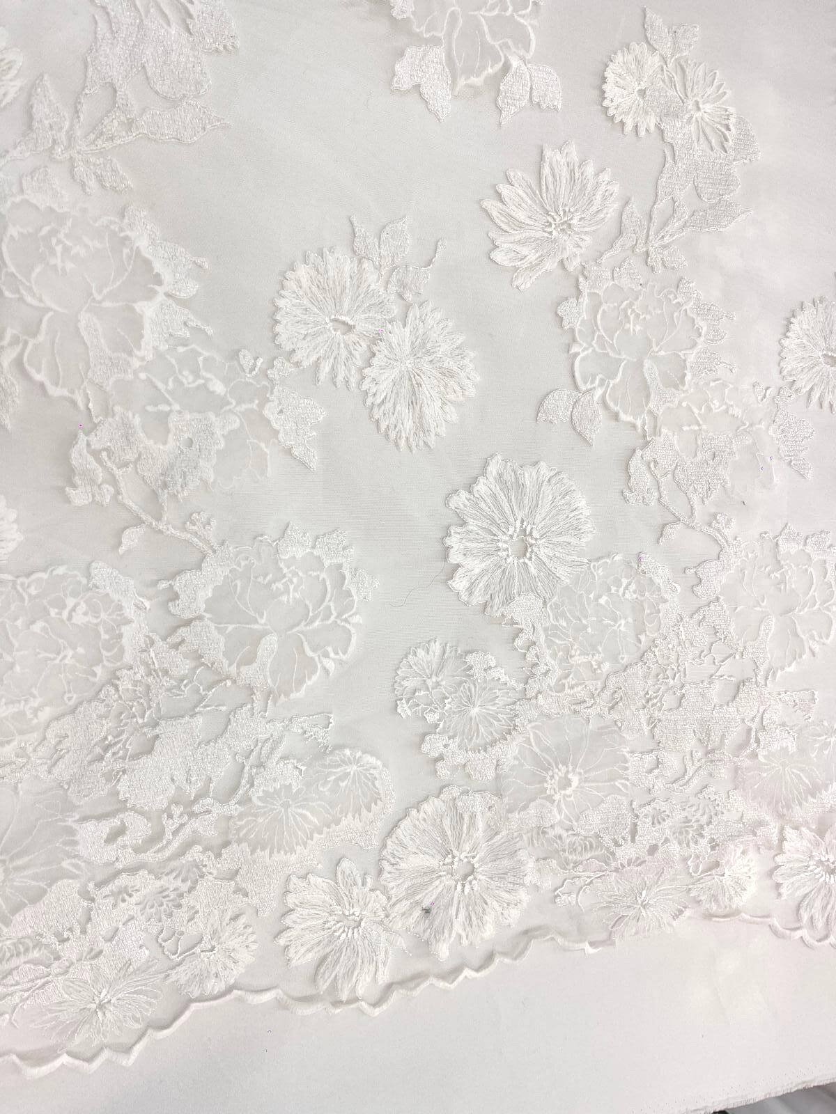 Tulle blanc brodé motifs fleurs-entier