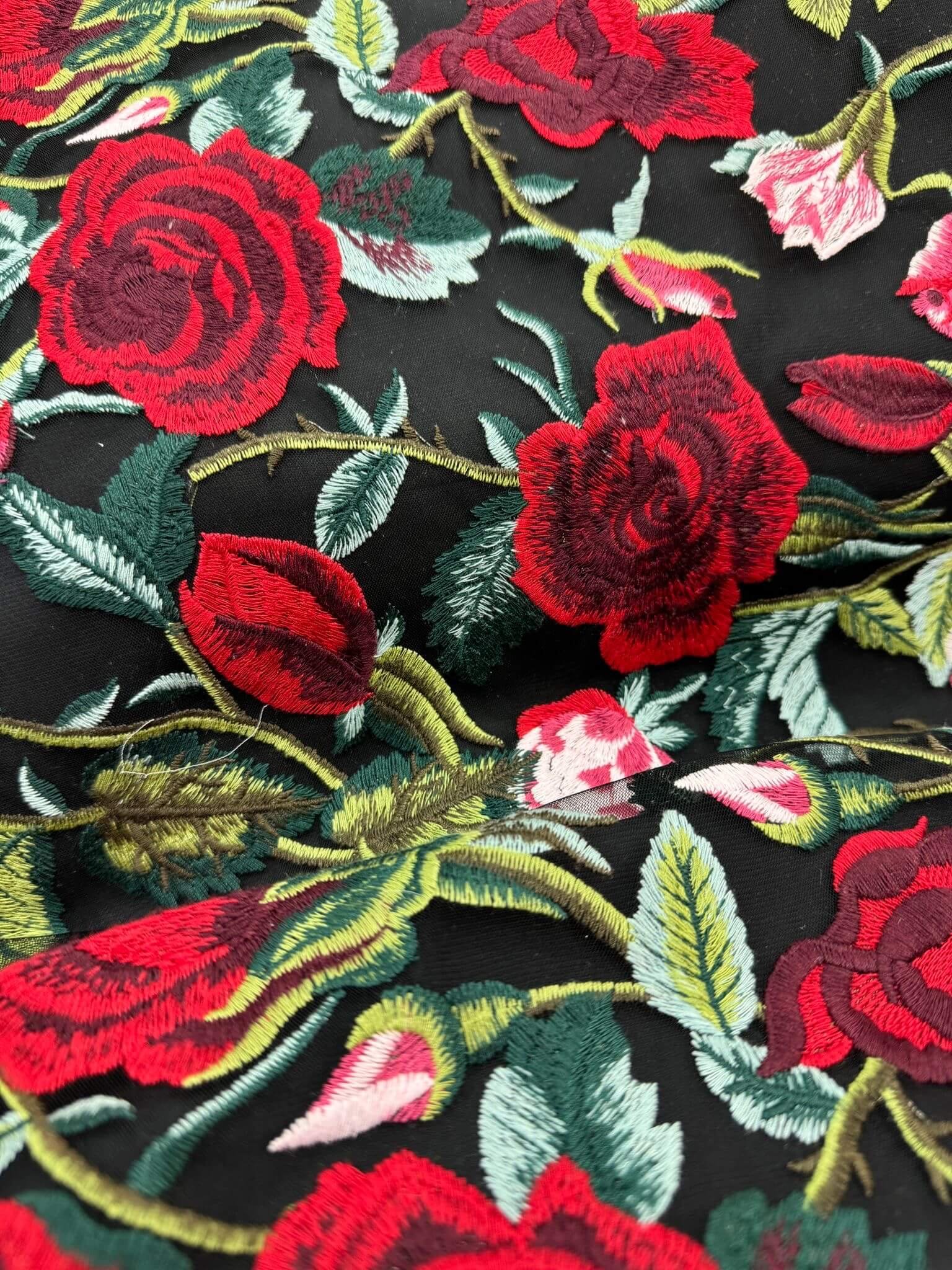 Tulle noir brodé motif floraux rouge-entier