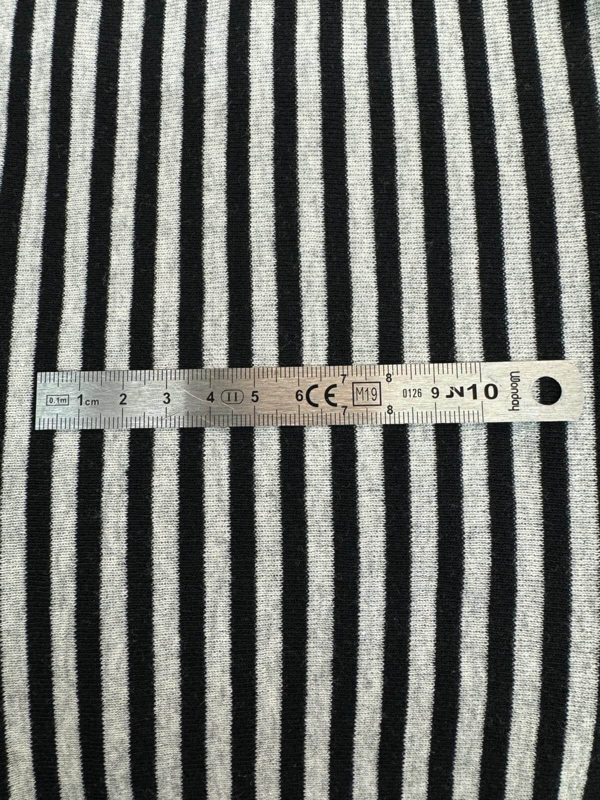 Coupon de tissu jersey de coton à rayure verticale noir et gris-entier