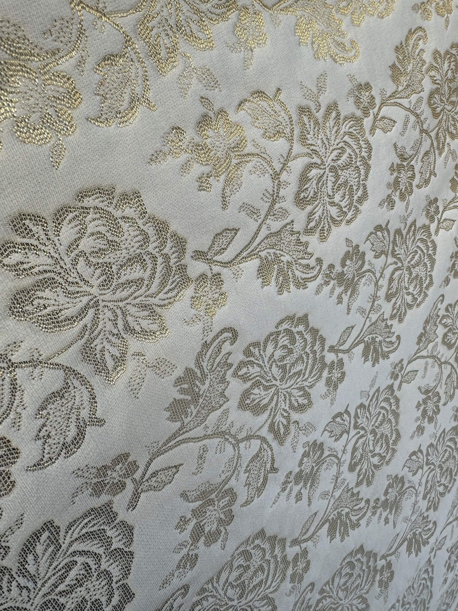 Brochet de soie blanc cassé et doré-entier