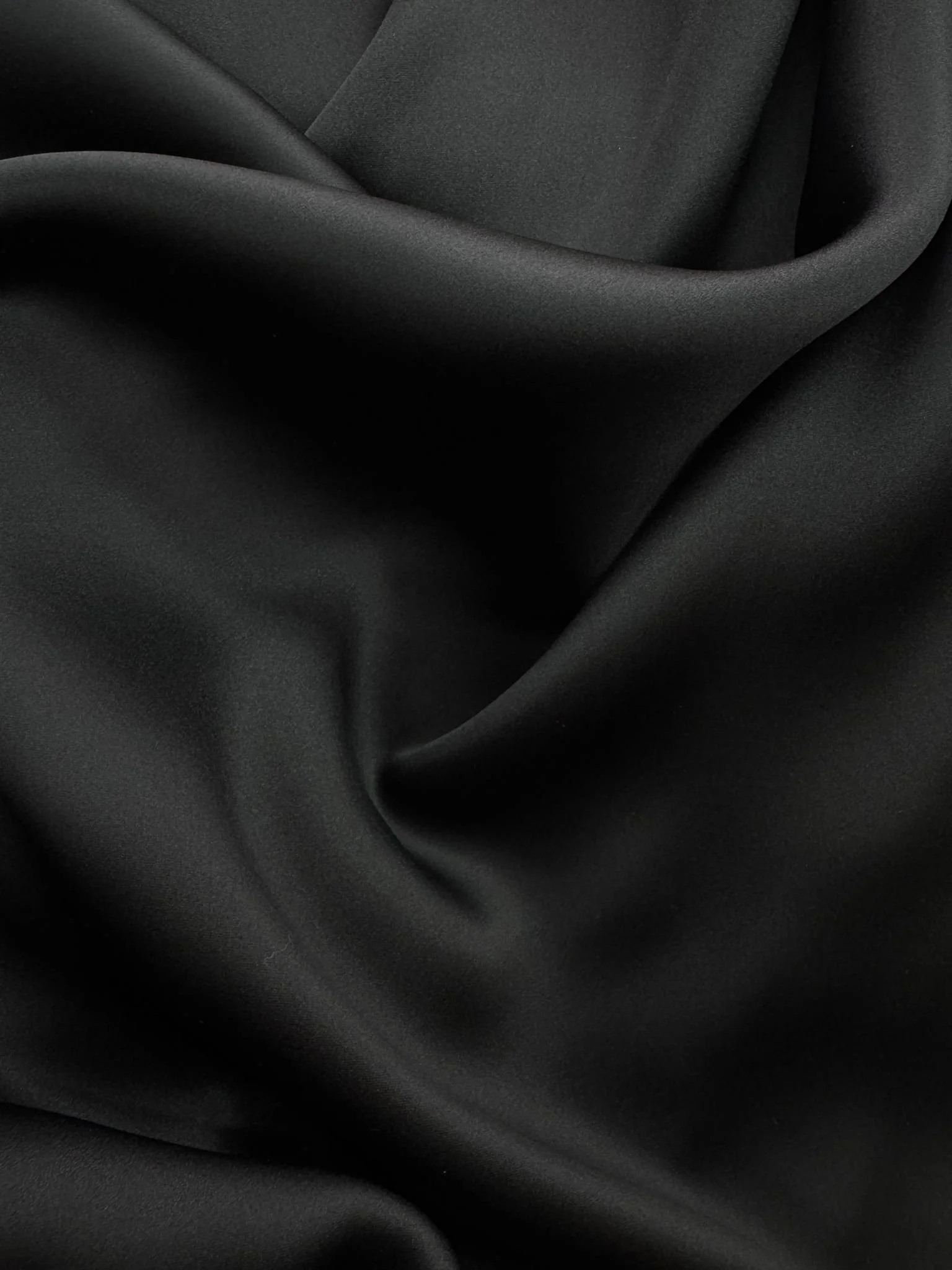 Tissu double satin de soie noir-gros plan