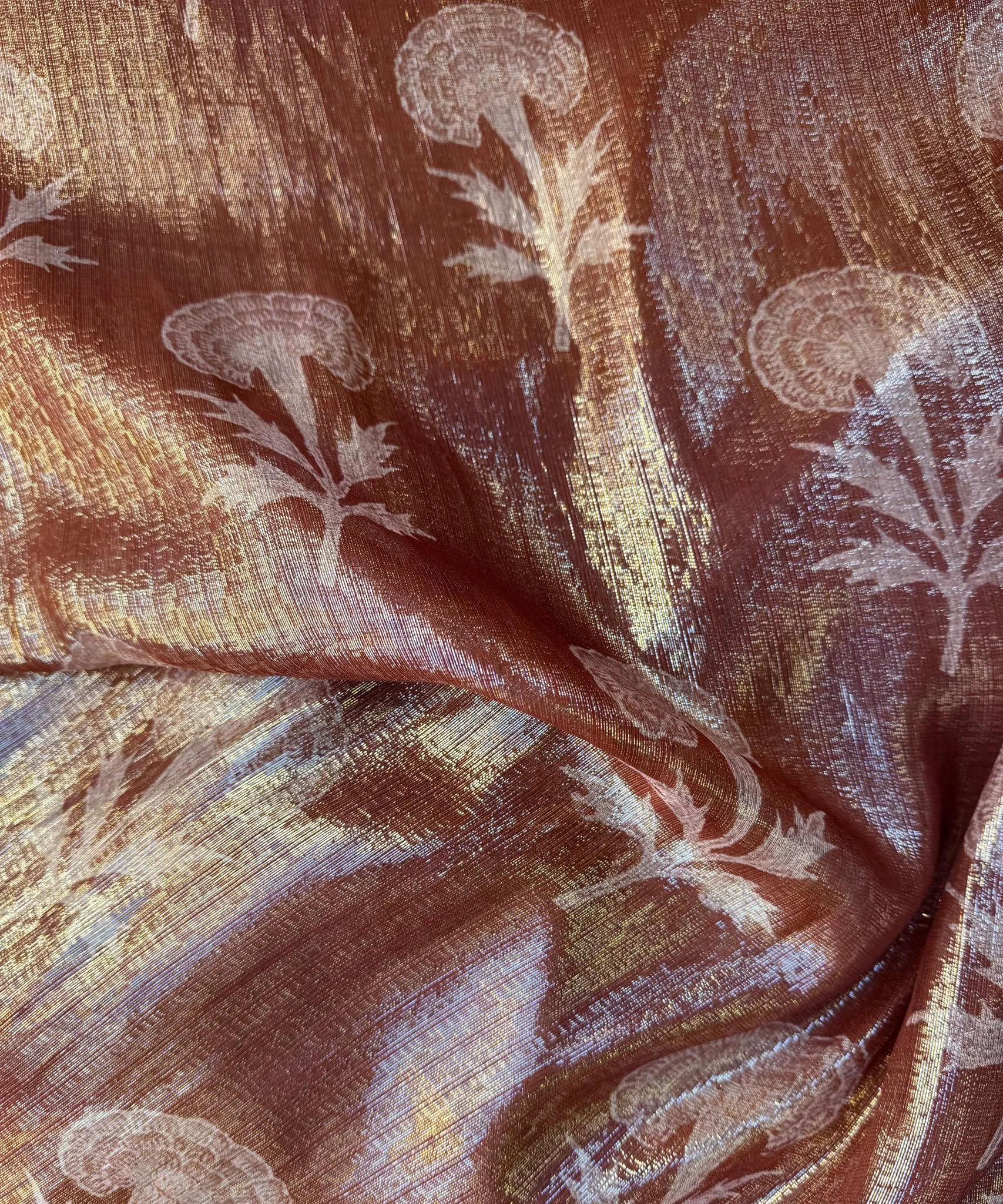 Tissu lamé de soie bronze à motifs