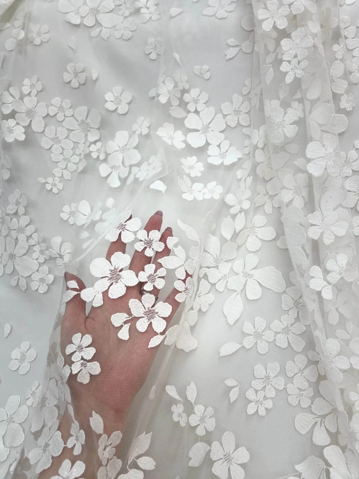 Tulle brodé blanc cassé avec motifs floraux relief-transparence