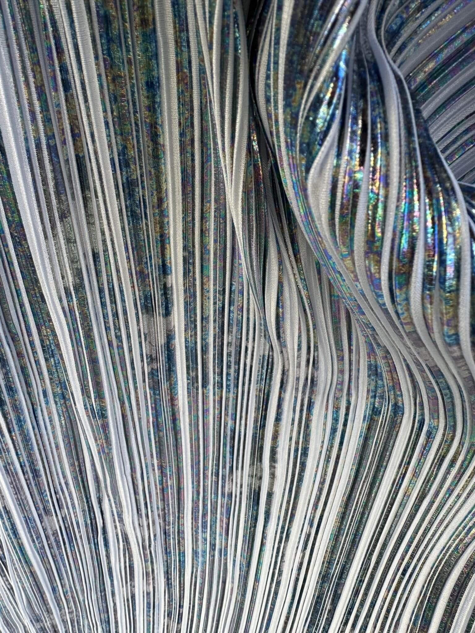 Coupon de tissu synthétique blanc plissé pelliculé argenté-entier