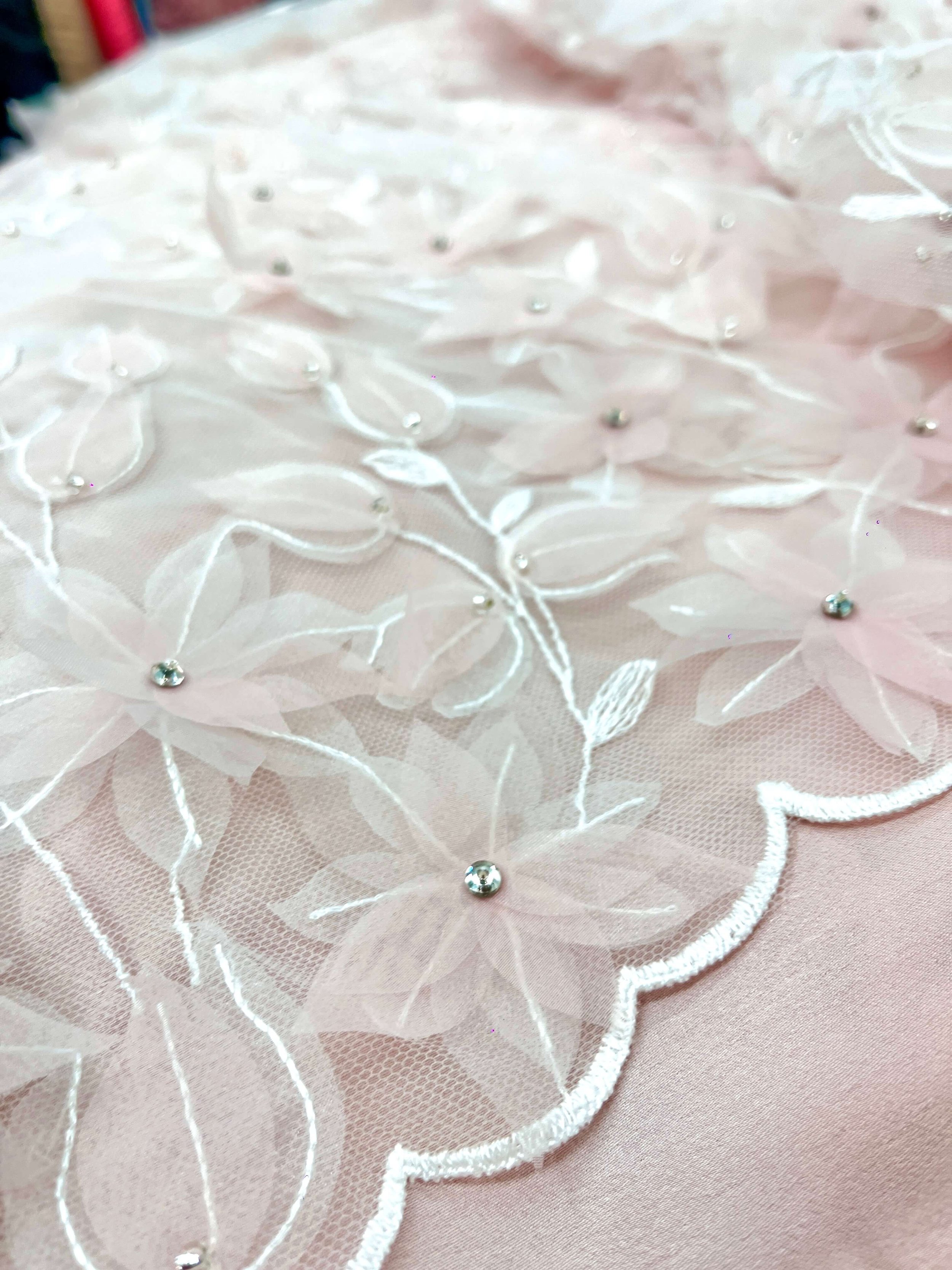 Tulle brodé blanc avec fleurs rose poudré 3D-bordures (avec fond rose)