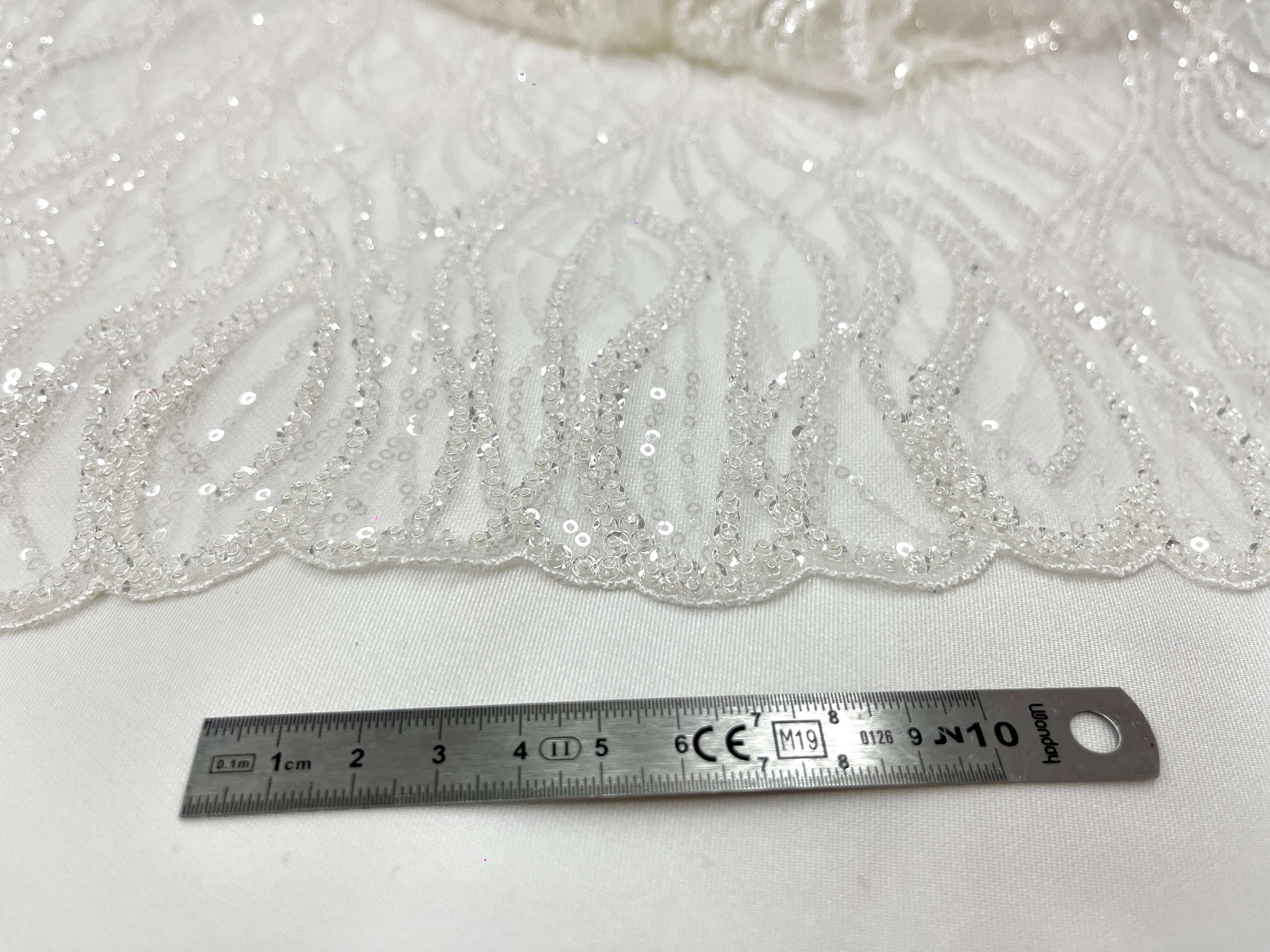Tulle brodé perlé vague-mesure