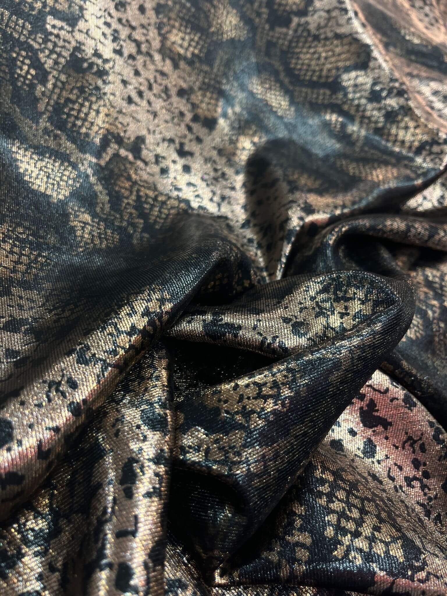 Tissu lamé de soie imprimé python-relief