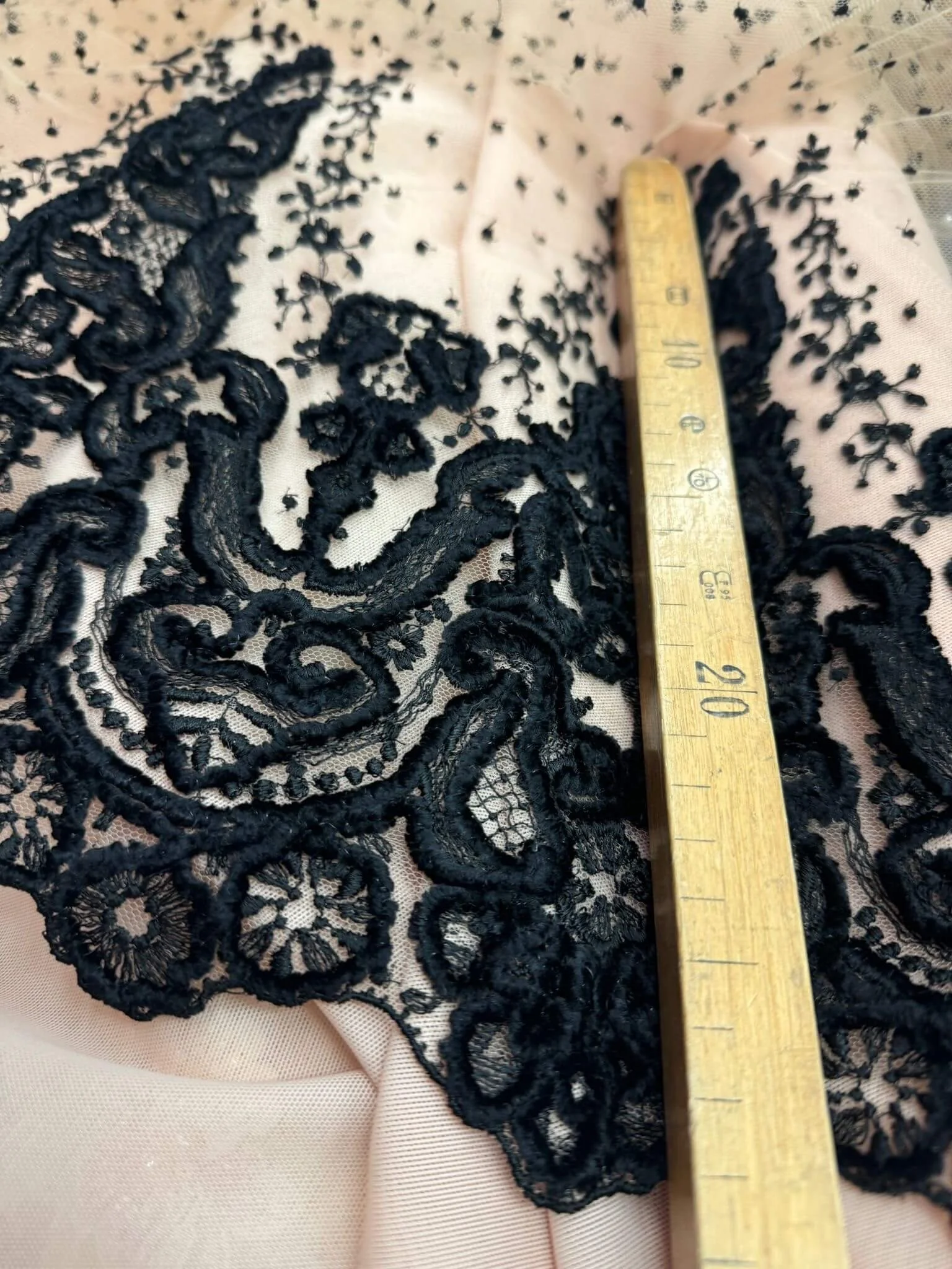 Tulle brodé nude et noir-mesure