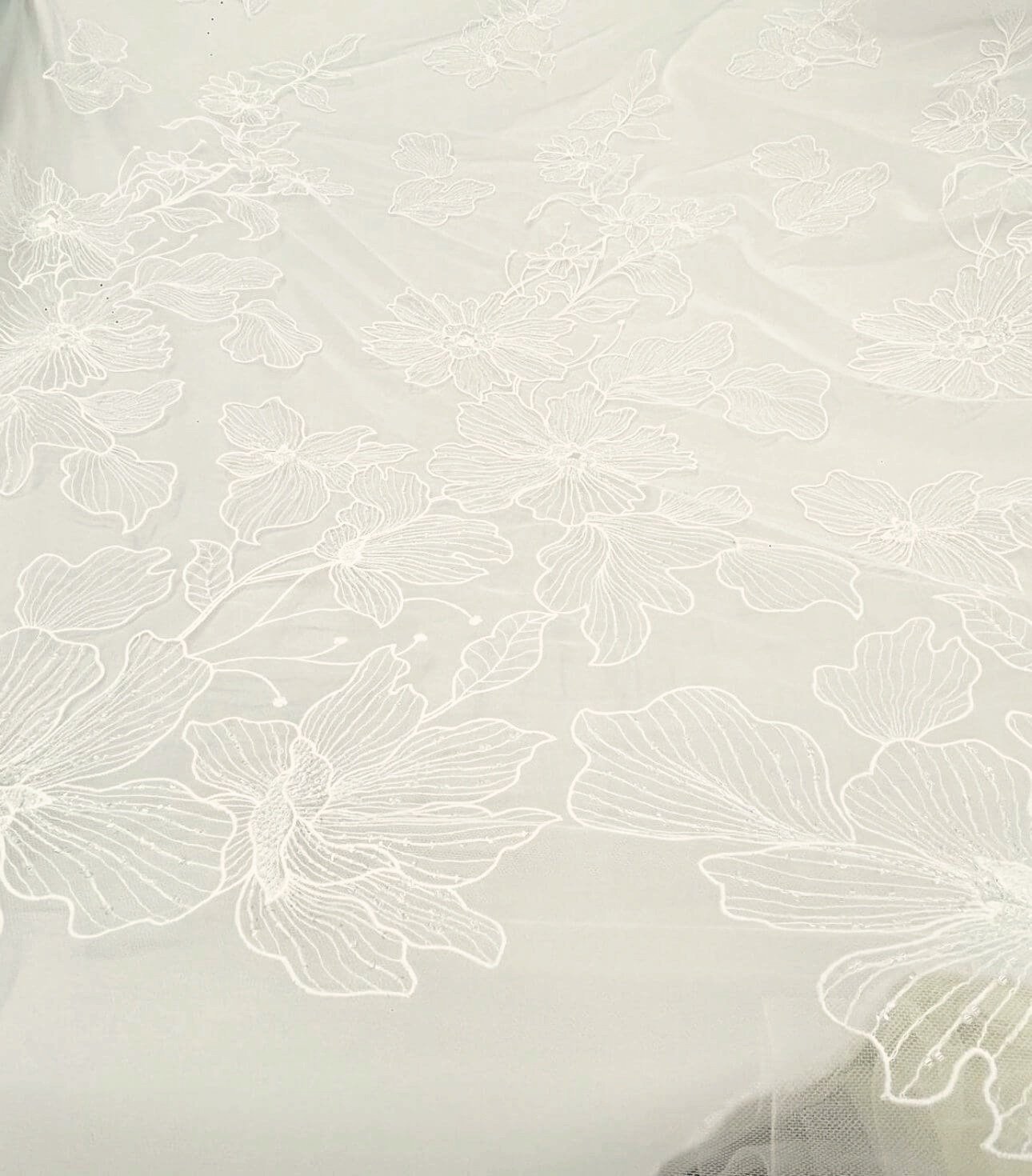 Tulle brodé et perlé blanc cassé grand motif