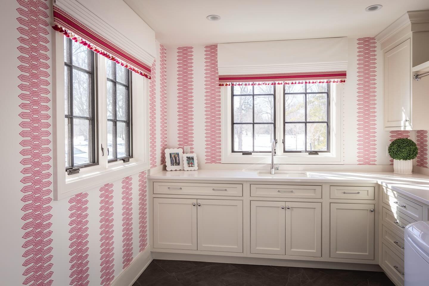 Pretty in pink for Valentine&rsquo;s Day!! 💖💖💖

Design: @nimbus9_interiors 
📸: @rvp_photo 
🪡: @boxwood_and_ivy 

#nimbus9 #nimbus9interiors #cincinnatiinteriordesigner #interiordesign #interiordesigner #cincinnatihomes #homeinspo
