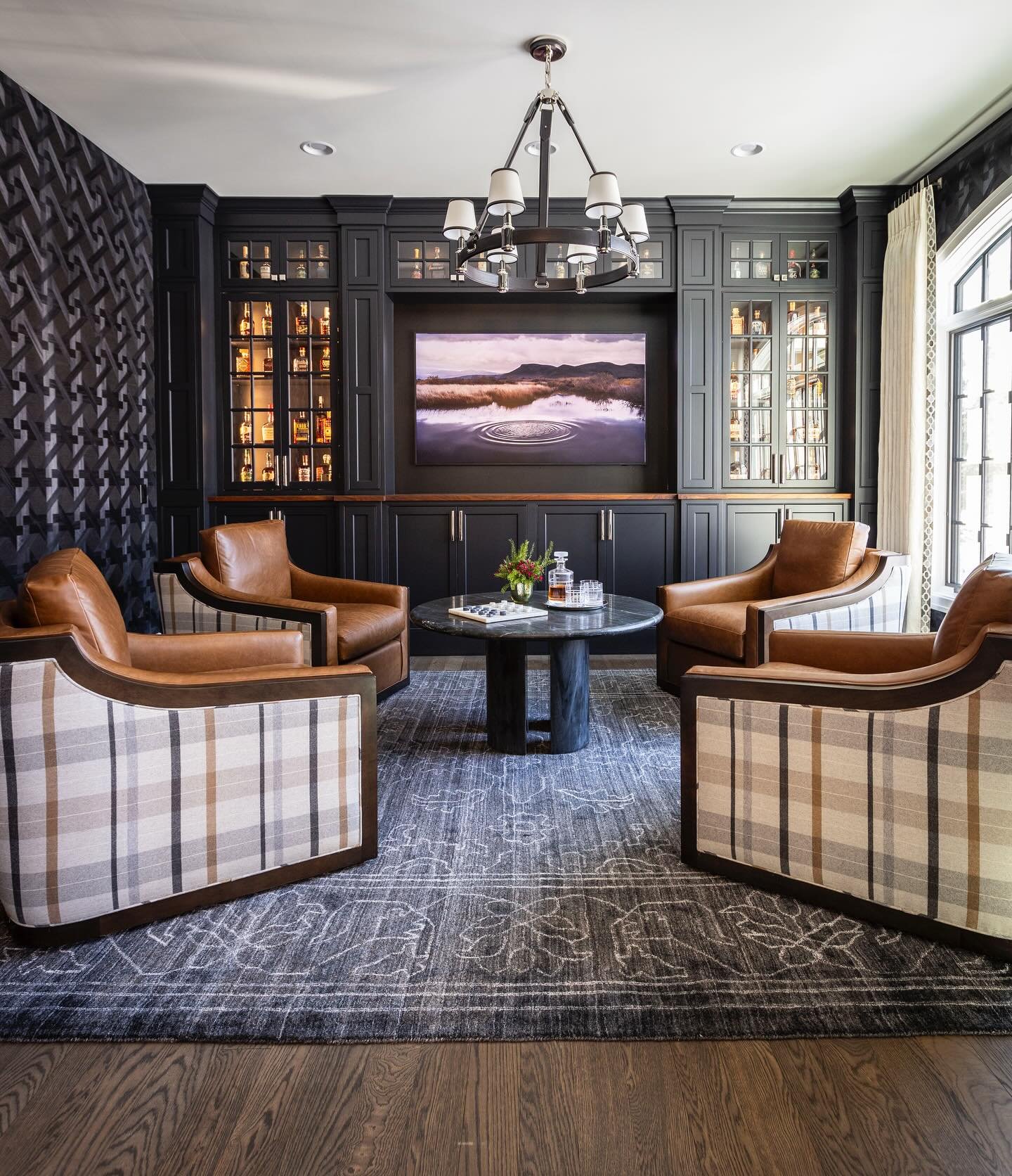 🐎✨ A sitting room inspired by menswear and equestrian style, blending rich textures, deep hues, and subtle details. We love the saddle-colored leather armchairs, rich wood accents, and soft plaids that give a comforting yet masculine vibe. 🥃

Desig