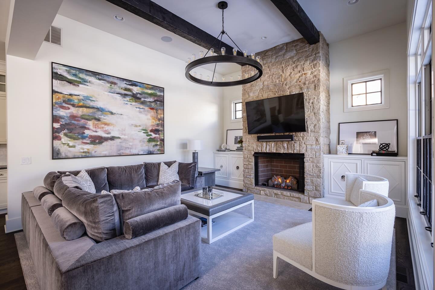 The hearth room&hellip; where comfort meets style! We love creating a space where families can gather and make memories. 🏡 🤍🥰

Design: @nimbus9_interiors 
📸: @rvp_photo 
💐: @blairewarren 

#nimbus9 #nimbus9interiors #cincinnatiinteriordesigner #