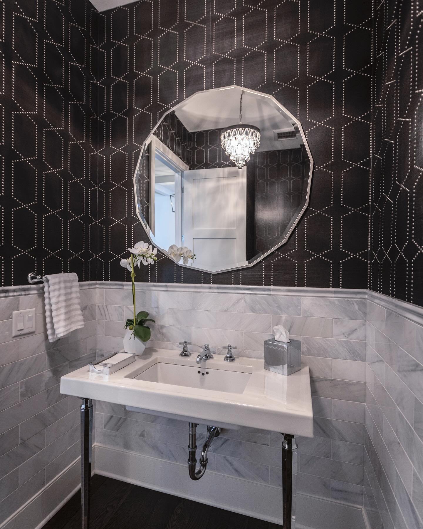 Bold texture, big impact! 🖤🔗 
The studded wallpaper brings depth and drama to this powder room! 

Design: @nimbus9_interiors 
📸: @rvp_photo 

#nimbus9 #nimbus9interiors #cincinnatiinteriordesigner #interiordesign #interiordesigner #cincinnatihomes