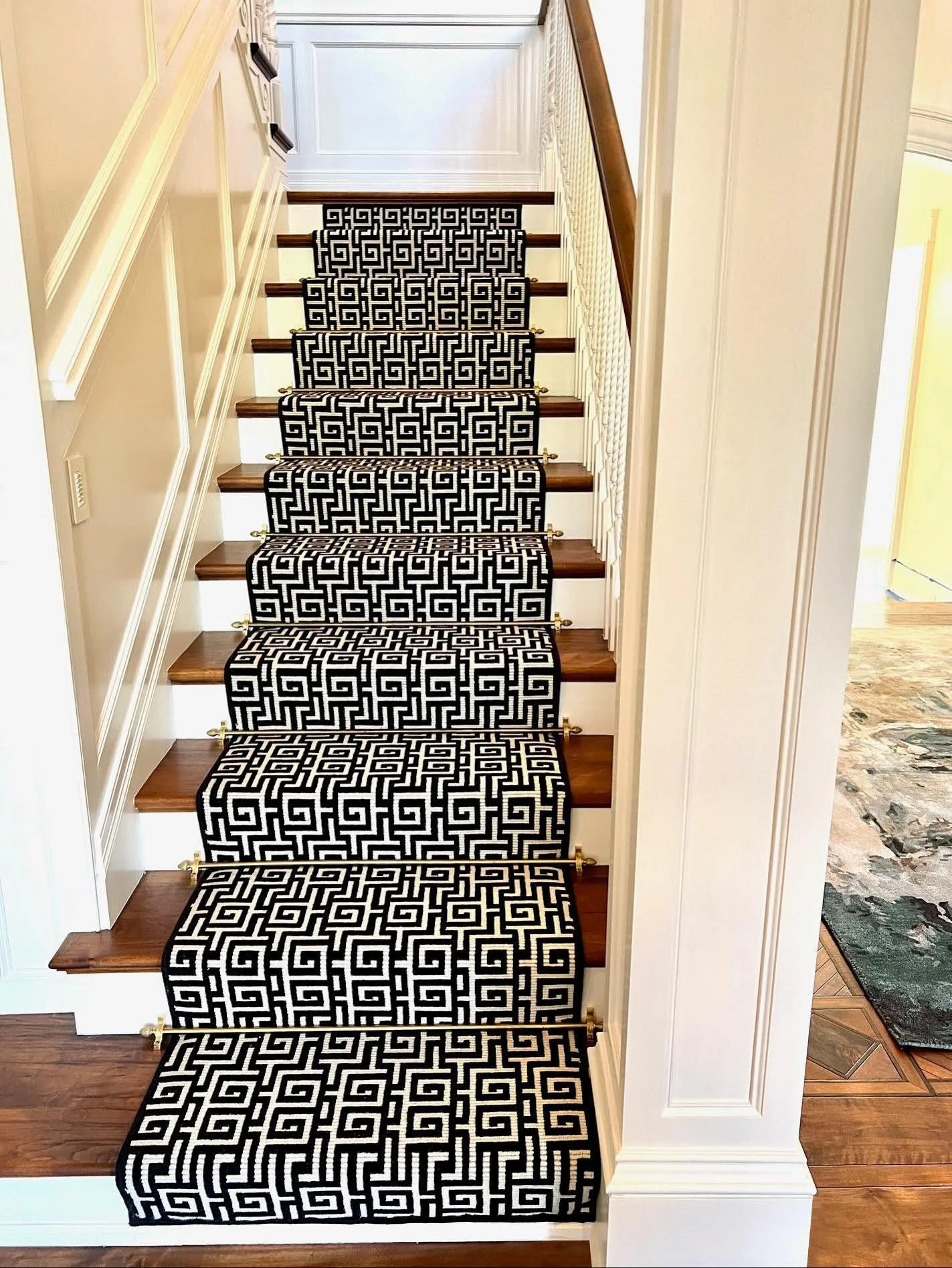 Step up your style game! 🖤🤍
The patterned wool carpet makes a bold, modern statement in our client&rsquo;s entry. Swipe for before! 

#nimbus9 #nimbus9interiors #interiordesign #cincinnatiinteriordesigner #stairrunner #prestigemills