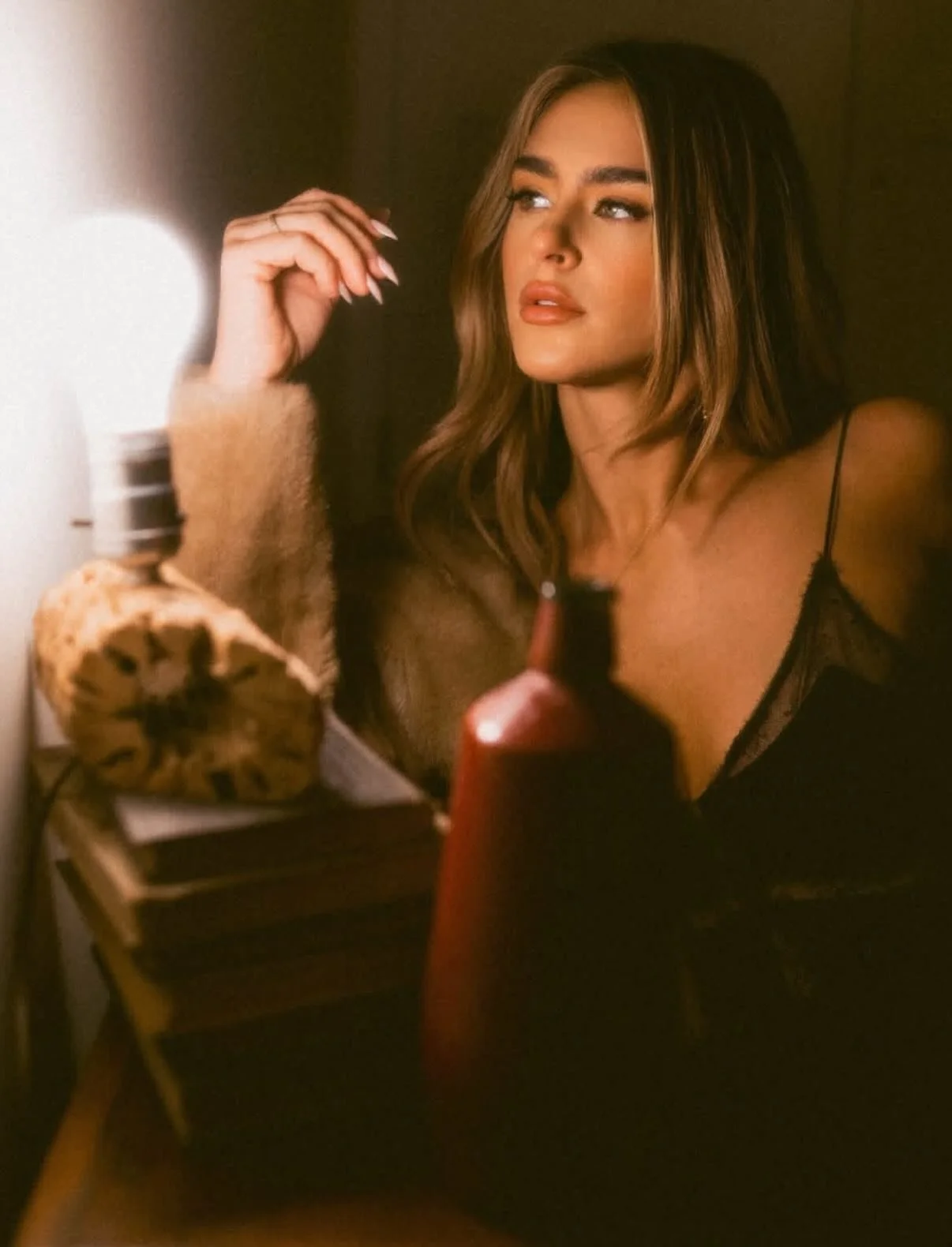 Wowwwww @kat.velasco.music 🖤

Soft and Sultry Makeup, Touseld Curls in the Hair. 

Absolutely loved creating this look.

📸 @terenkrevino 

@theonly.agency @bria_stone