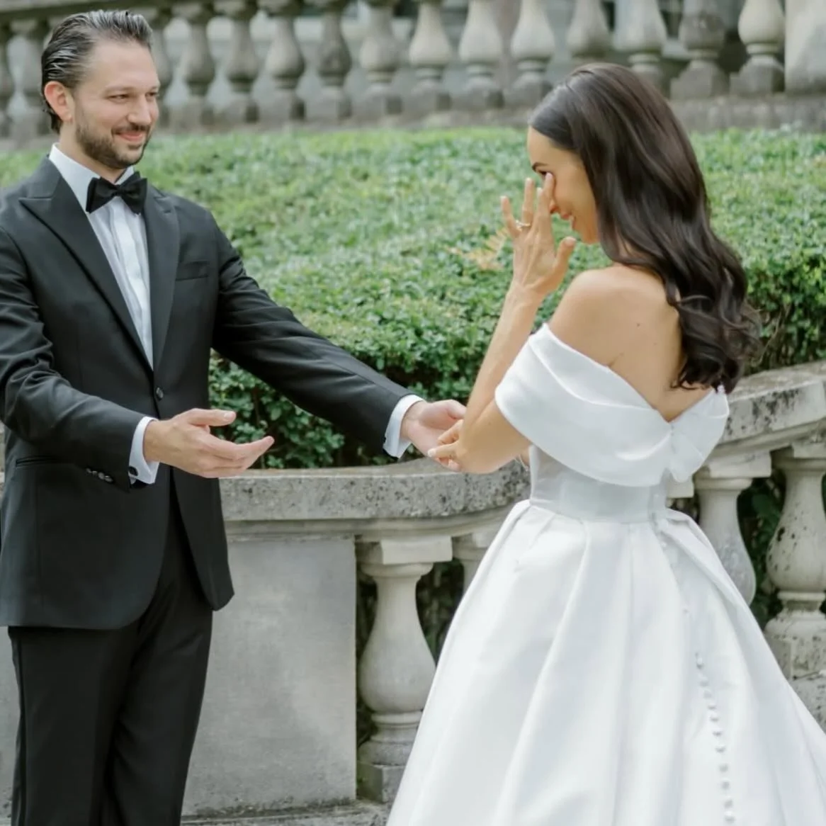 Cascading Curls by @kellyschroderbridal 💕

Have you secured your date with us yet?!

&mdash;&mdash;&mdash;&mdash;&mdash;&mdash;&mdash;-

 TO INQUIRE:
&bull;2026 is filling up!
&bull;2027 BOOKING NOW

Please email info@avbeautybar.com for pricing and