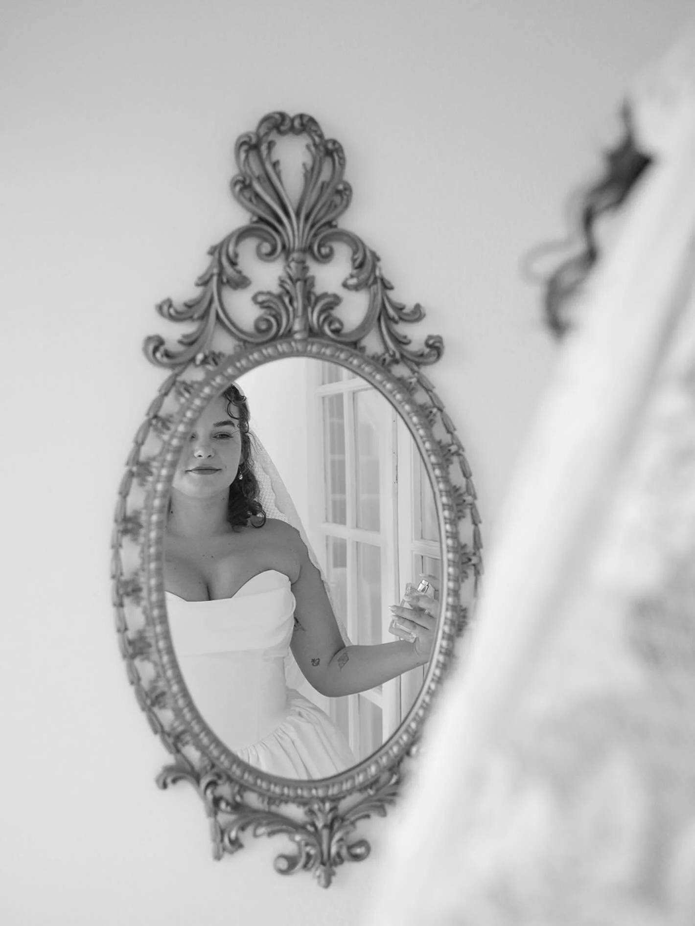 You know we love a natural bride 💕

Creative team -
Photo @jennamartin.co 
Planning: @cincyeventplanning
Venue: @glendalelyceumweddings
Ceremony: @christchurchglendale
Florals: @thebuddingfloristcincy
Beauty: @avbeautybar
Band: @theultrasonicsband
R