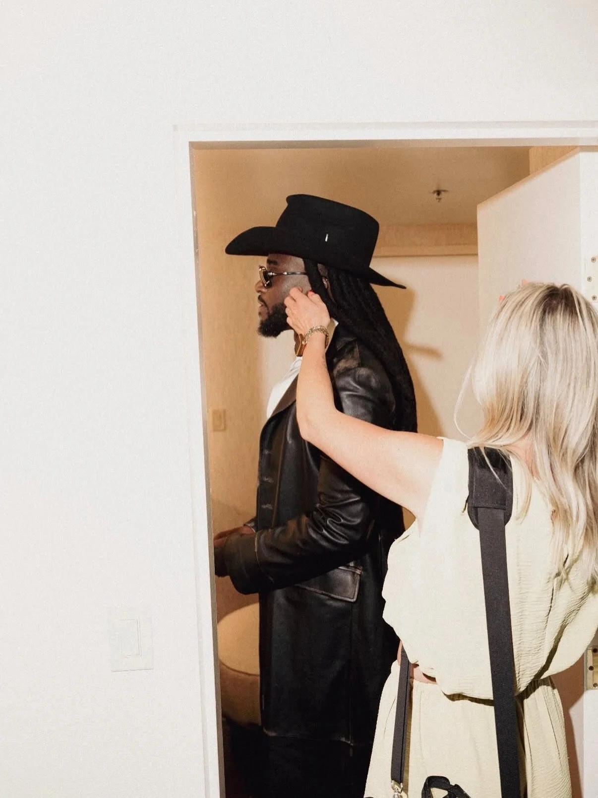 Grooming on the Go!

Love to share some behind the scenes glimpses of the &iexcl;best team! trying to get out of the door on time ⌛️💕

📸 @henryfrxncis 
Styling @neoncomplex assist @michellersmithh 
Barber @kingcameocuts 

 @theonly.agency @bria_sto