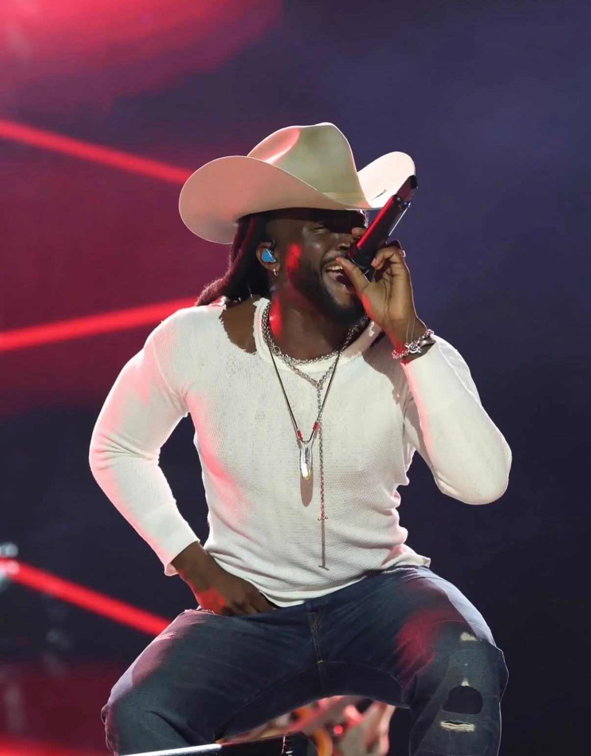 Shaboozey x CMA Fest Performance

Grooming using:
Skin Prep- @oarsandalps 
Skin Base- @caliray so blown
Skin @esumcosmetics palette 
Beard @thehartsfieldcollectionllc oil
Brows @glossier boy brow
Lip @mycarmex 

@theonly.agency @bria_stone