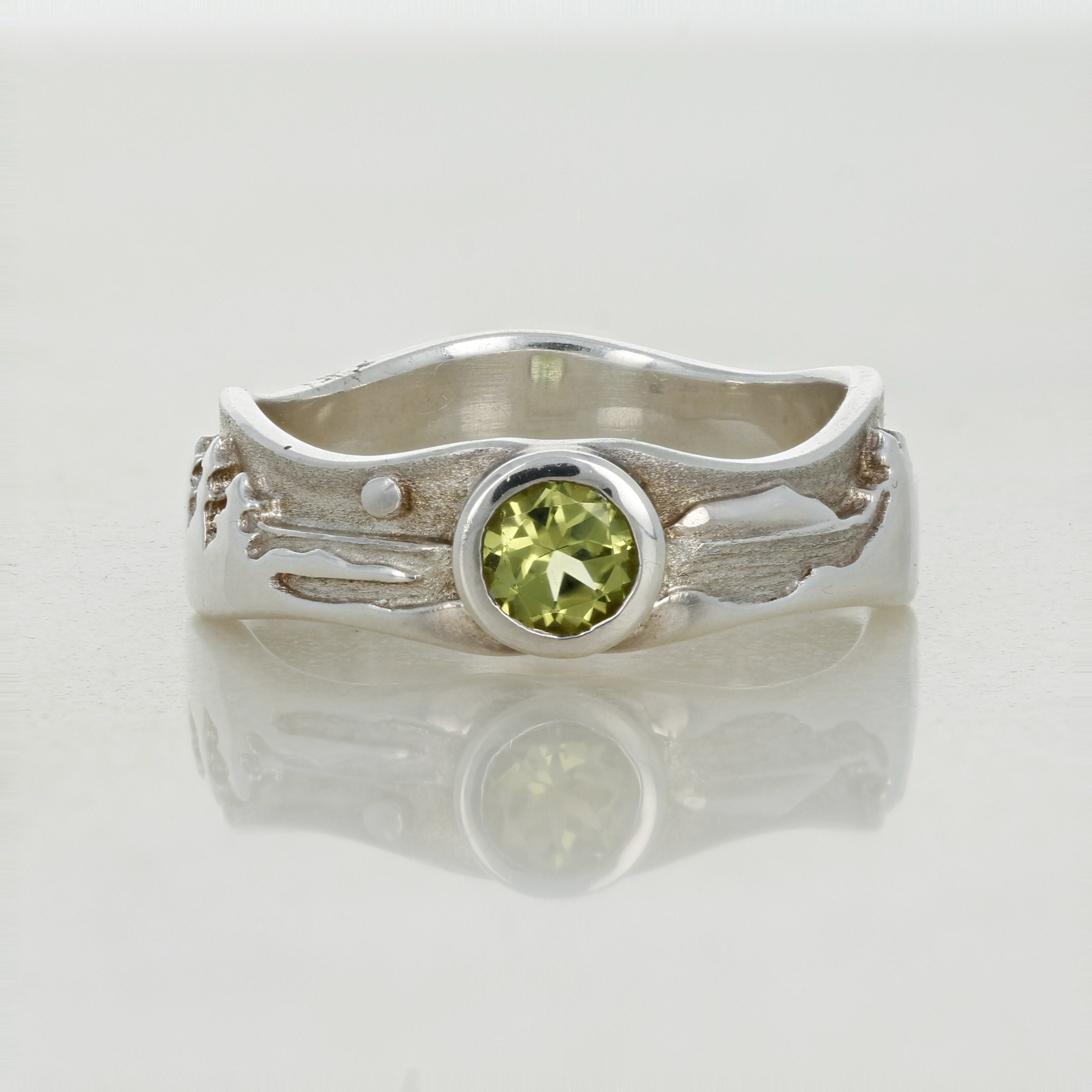 16-13766 a simmie ster peridot wavy landscape ring .png