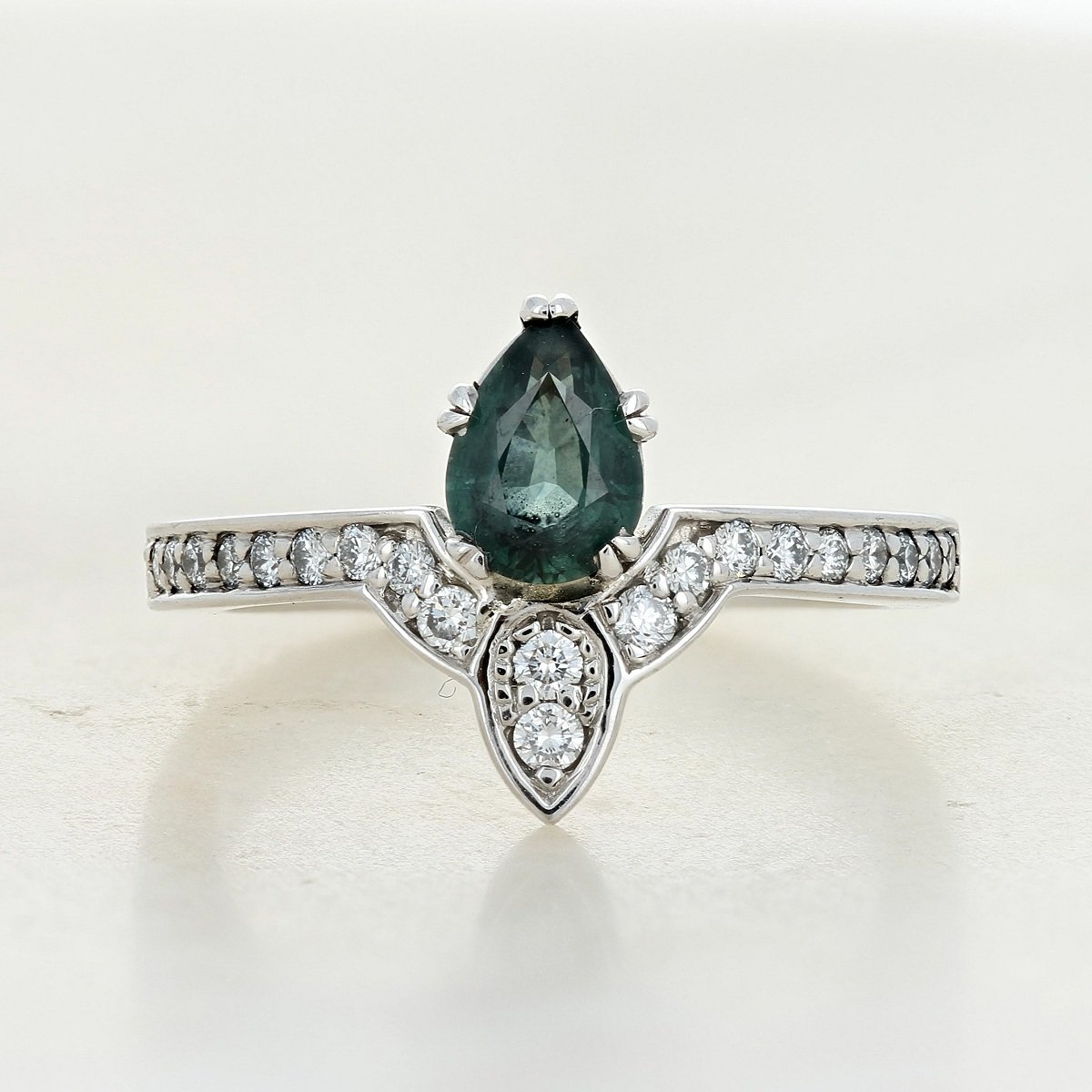 210-11056+14kw+.91+ct+pear+mont+sapph+ring+01.jpg