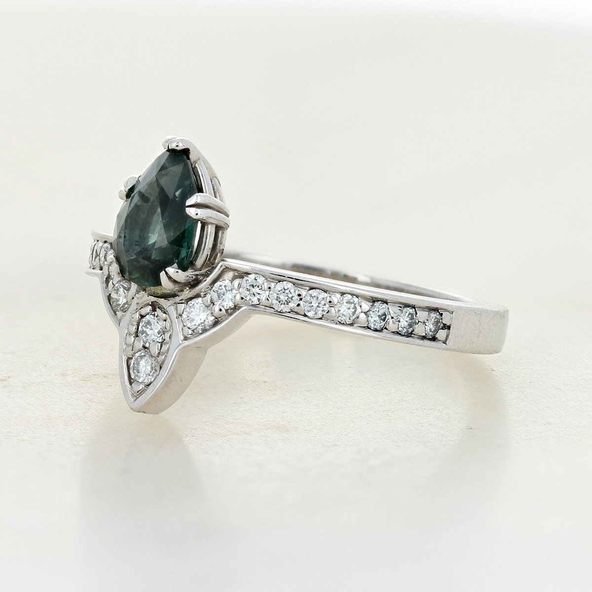 210-11056+14kw+.91+ct+pear+mont+sapph+ring+02.jpg
